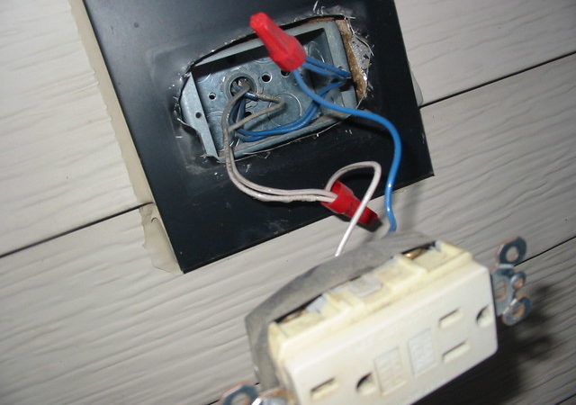 Choosing the Right Electrician Services