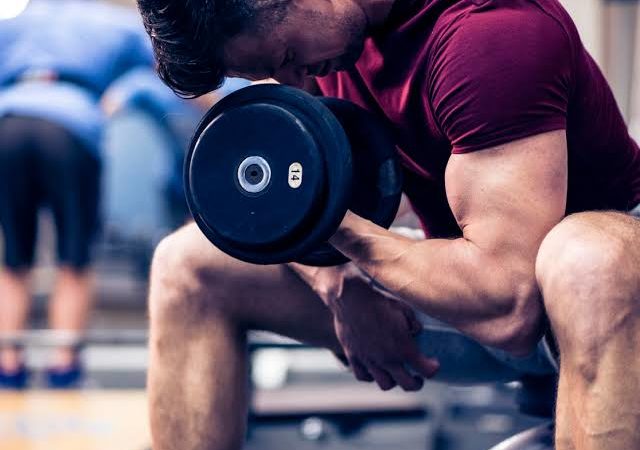 How to Build Muscle Effectively Using Dumbbells